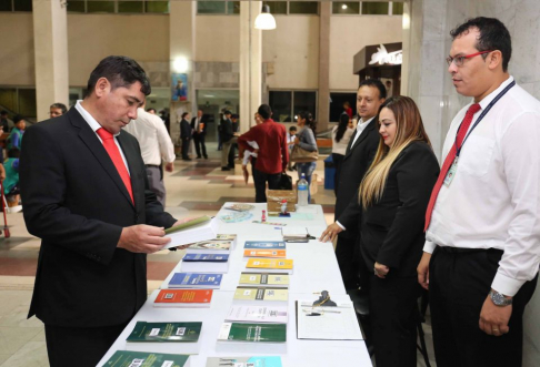 IIJ realiza feria de libros mensual