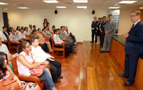 El superintendente Rafael Monzón dando la bienvenida a los universitarios.