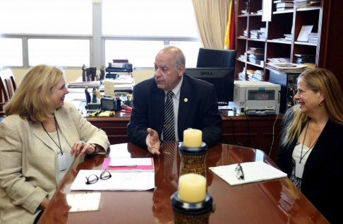 El ministro Luis María Benítez Riera conversando con las juezas Virginia Covington y Suzanne Hayden. 