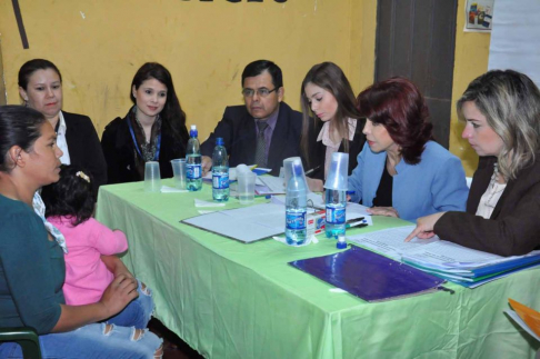 La vicepresidenta segunda, Miryam Peña, se encuentra entrevistando a los internos.