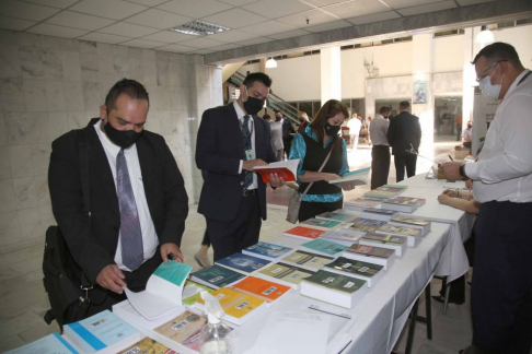 Instituto de Investigaciones Jurídicas realizó feria de libros.