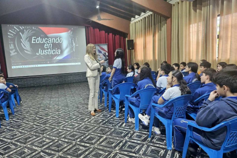 La magistrada Gloria Benítez brindó una charla a alumnos del 5° y 6 grado, abordó temas como los derechos y deberes de niños, niñas y adolescentes,responsabilidad penal, entre otros.
