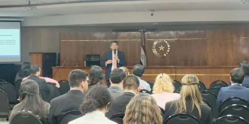 El doctor Rolando Díaz, magíster en Derecho y especialista en Derecho de la Competencia, durante su disertación sobre Derecho Administrativo Económico.