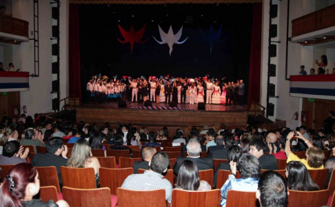 El gran cierre de la gala, con todos los funcionarios participantes.