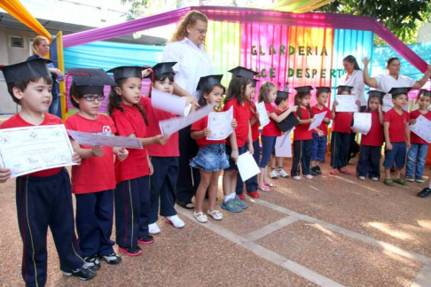 Alumnos de la Guardería Dulce Despertar de la Sala 4 recibieron sus certificados en su acto de clausura.