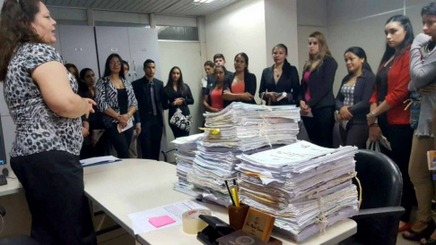 La jueza Civil y Comercial doctora Mafalda Cameron explicó a los visitantes cómo se trabaja con los expedientes.