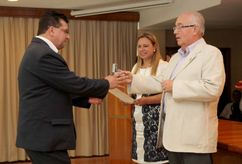 El ministro Miguel Oscar Bajac participó de la jornada de distinción.