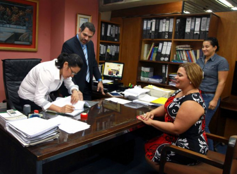 Momento en que el juez Carlos Martínez entrega en la Oficina de Asuntos Internacionales el exhorto de extradición.