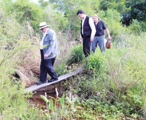 El presidente de la Corte Suprema, doctor Antonio Fretes, durante una de las intervenciones medioambientales que encabezó en la zona del Lago Ypacaraí.