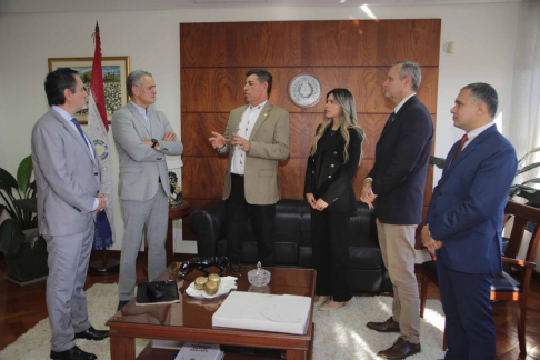 Ministro Víctor Ríos se reunió con representantes de la Fundación Moisés Bertoni.