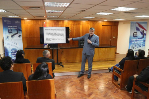 Alumnos de UNADES visitaron el Palacio de Justicia de Asunción.