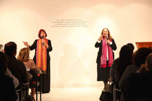 Momento de la declamación de los poemas relacionados a la lucha por los Derechos Humanos
