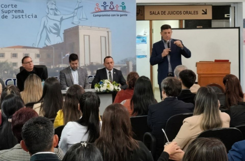Ministro Víctor Ríos disertó en Misiones