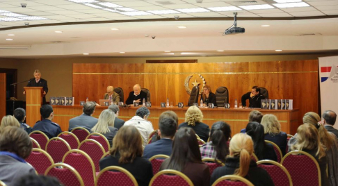 El doctor José Agustín Fernández dirigiéndose a los presentes con palabras de agradecimiento.