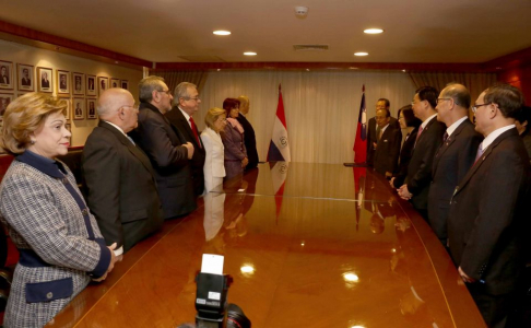 La presidenta de la Corte, doctora Alicia Pucheta, dando la bienvenida a la mandataria de Taiwán y su comitiva.