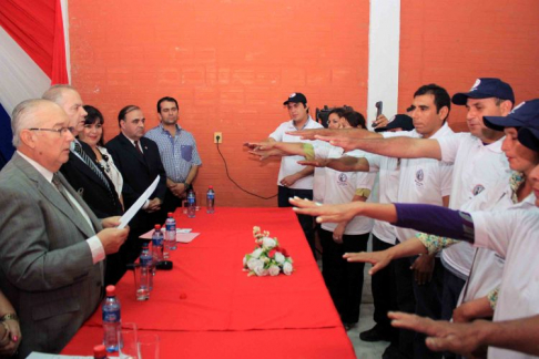 Autoridades de la Corte Suprema de Justicia toman juramento a facilitadores.