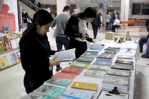 La feria se realiza en la Plazoleta del Palacio de Justicia.