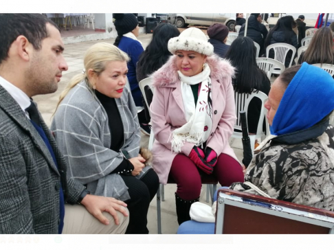 La doctora María Teresa González de Daniel brindando asistencia a una lugareña sobre una causa judicial.