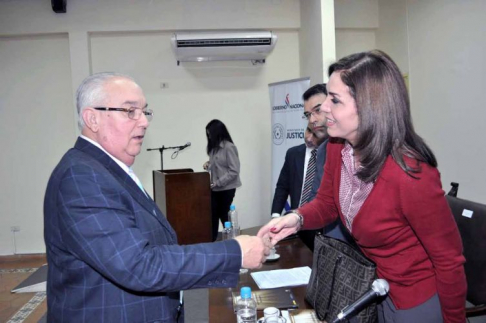 El ministro Bajac saluda a la ministra de Justicia, Sheila Abed, quien también participó del encuentro.
