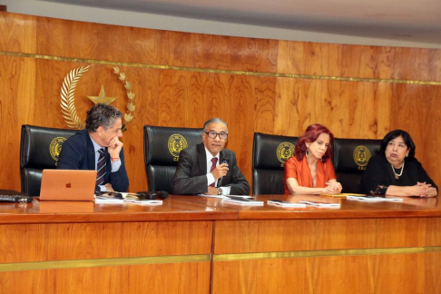 El ministro de la CSJ e integrante de la Sala Penal, doctor Manuel Ramírez Candia, presentó el libro “De la información a la prueba: Herramientas y estrategias para fiscales en la investigación de la trata de personas