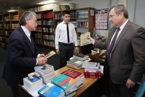 El ministro Eugenio Jiménez Rolón hizo entrega de varios ejemplares de obras de su autoría a la biblioteca del Poder Judicial.