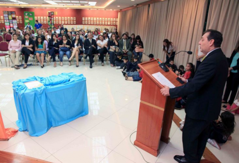 El licenciado Yamil Admen, dando un breve discurso.