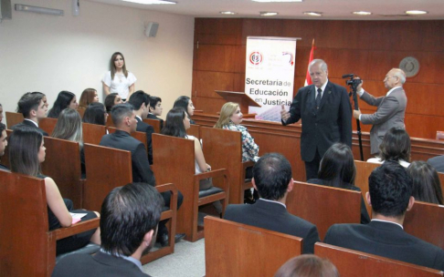Primeramente, los visitantes dialogaron con el ministro de la Corte Suprema de Justicia, el doctor Luís María Benítez Riera, quien además de explicar sobre su función dentro de este poder del Estado