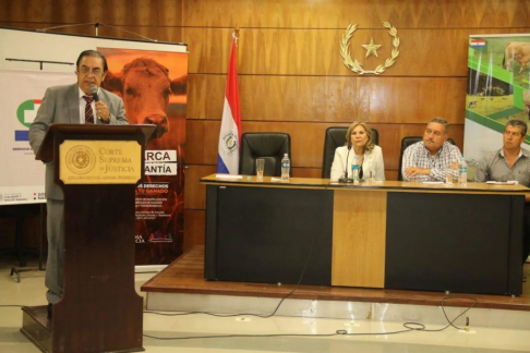 El director de Marcas y Señales de Ganado de la CSJ, Arnaldo González, durante su discurso habló acerca de la seguridad jurídica y las garantías que ofrecen al pequeño y grande ganadero.