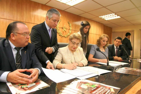 Momento de la firma del convenio de colaboración interinstitucional entre la Corte y la UNAE.