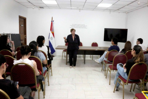 Integrantes de Amnistía Internacional visitaron el Museo de la Justicia en el marco del plan de actos conmemorativos por los 60 años de acompañamiento.