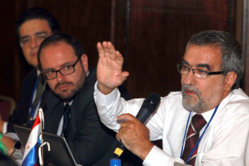 José María Costa, asesor de la Dirección de Comunicación de la Corte Suprema de Justicia, debatiendo con los presentes.