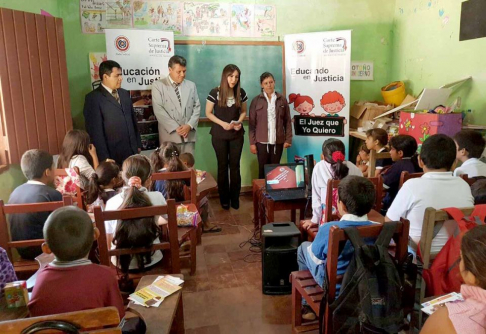 La licenciada Amada Herrera dio inicio al encuentro educativo