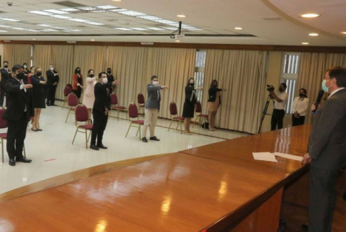 Se recuerda que el acto de juramento de abogados es un servicio gratuito