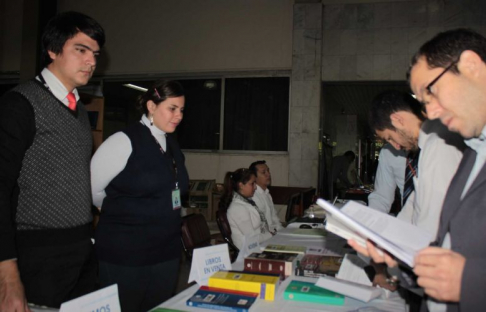 La feria de libros se extiende hasta las 12:30 horas en la Plazoleta del Poder Judicial.