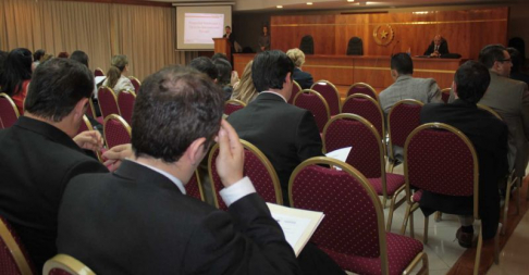 Actividad dirigida a magistrados y funcionarios judiciales.