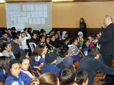 El ministro de la Corte Suprema de Justicia y encargado de la campaña educativa, doctor Luis María Benítez Riera, instó a los estudiantes a capacitarse constantemente.