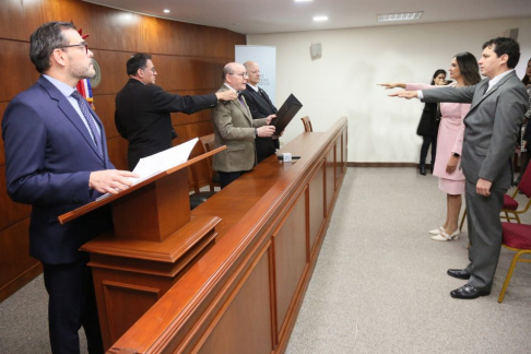 Presidente Diesel y ministro Benítez Riera tomaron juramento a jueza y defensor público.