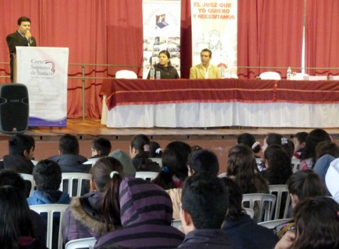 Juez de Paz Edgar Martínez, impartiendo charla a los alumnos.