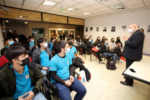 El ministro de la Corte Suprema de Justicia, Luis María Benítez Riera, durante su alocución dirigida a los estudiantes del CEPB.