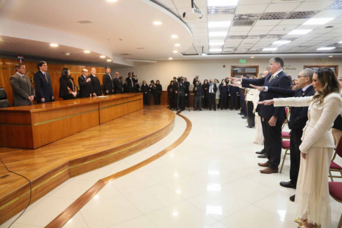 Ante autoridades judiciales, juraron 15 magistrados y 2 defensores públicos.