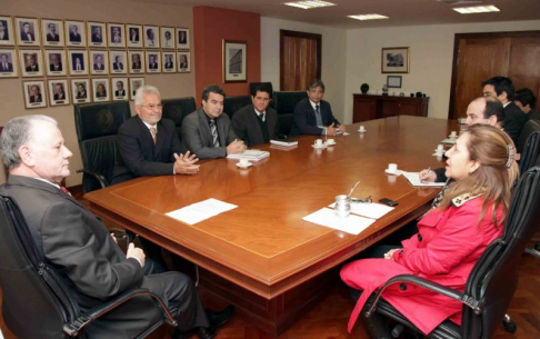 Instante en que el presidente de la Corte Suprema doctor Victor Nuñez re reunió con la comitiva
