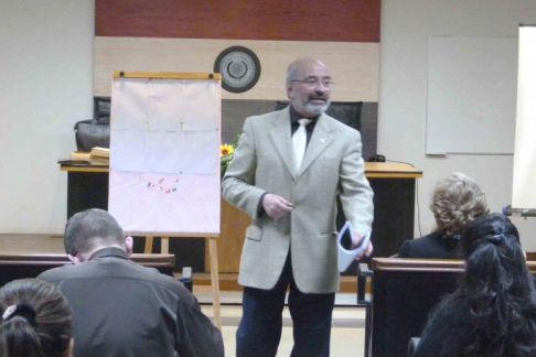 El magistrado Carlos Ortiz Barrios durante su exposición sobre la Teoría de la Prueba