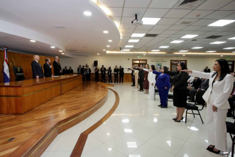Juramento de magistrados, agentes fiscales y defensores públicos ante autoridades judiciales de la Corte.
