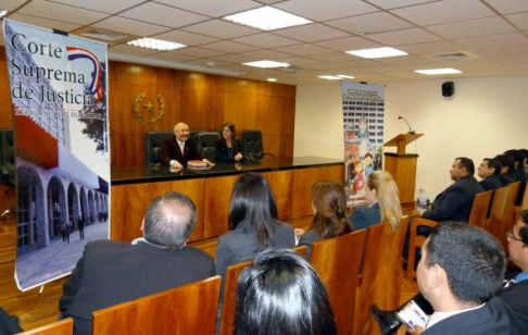 Los jueces Carlos Ortiz Barrios y Liza Battilana explicaron a los alumnos acerca del Derecho Penal y la importancia del idioma Guaraní en los juicios orales
