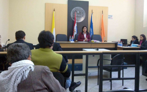 La jueza María Luz Martínez durante el desarrollo del juicio oral y público desarrollada en la Universidad Católica de Asunción