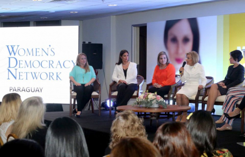 En destaque por ser la primera mujer en el cargo del Poder Judicial, la ministra Alicia Pucheta estuvo presente en el encuentro del capítulo Paraguay de la Women Democracy Network (Red de Mujeres por la Democracia).