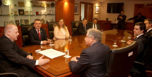 Saludo protocolar con magistrados internacionales.