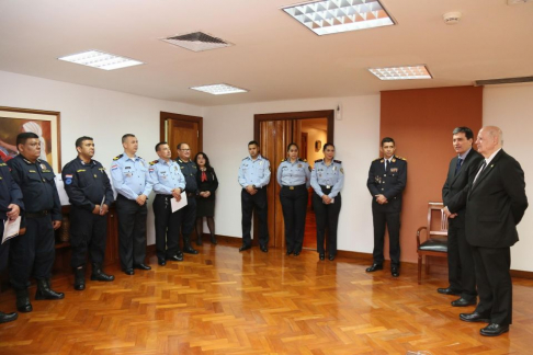 Autoridades judiciales homenajearon a policías en las sedes del Poder Judicial.
