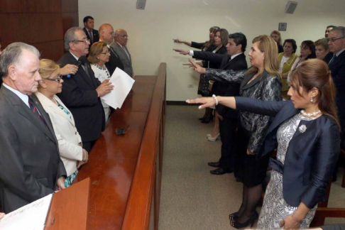 Los abogados jurando ejercer dignamente el cargo de juez.