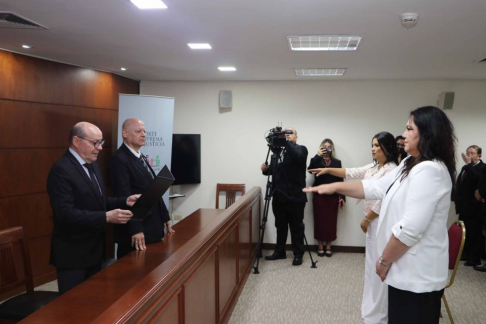 El presidente de la Corte Suprema de Justicia, doctor César Diesel Junghanns, y el ministro doctor Luis María Benítez Riera, tomaron juramento a las nuevas magistradas.